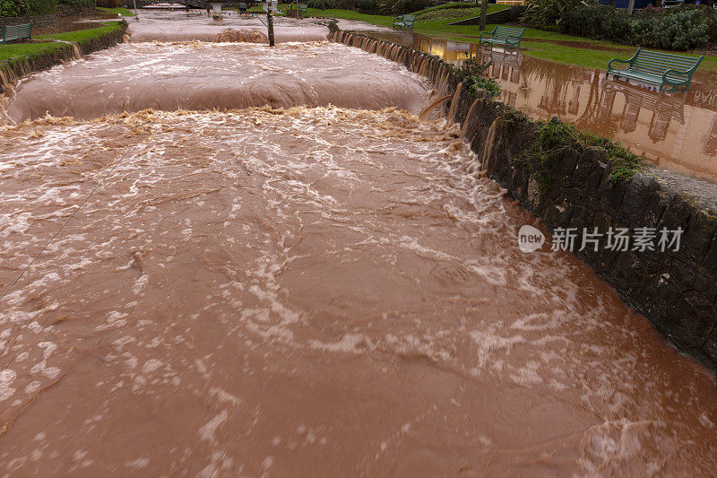 下了几个小时的雨后，德力士郡的河水泛滥