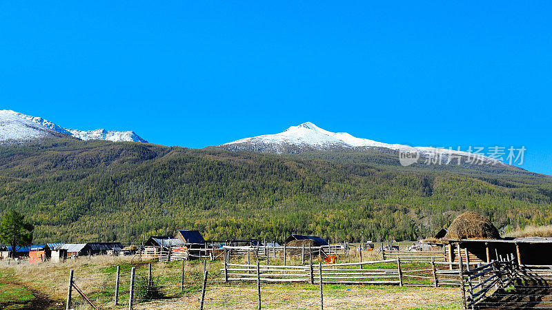 图瓦斯村在雪山旁边