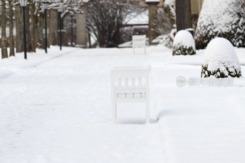 两个白色的公园冬季长椅上的雪栈道德国