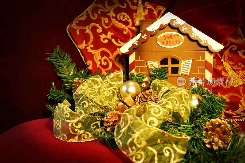 维多利亚风格的圣诞姜饼屋或小屋和装饰