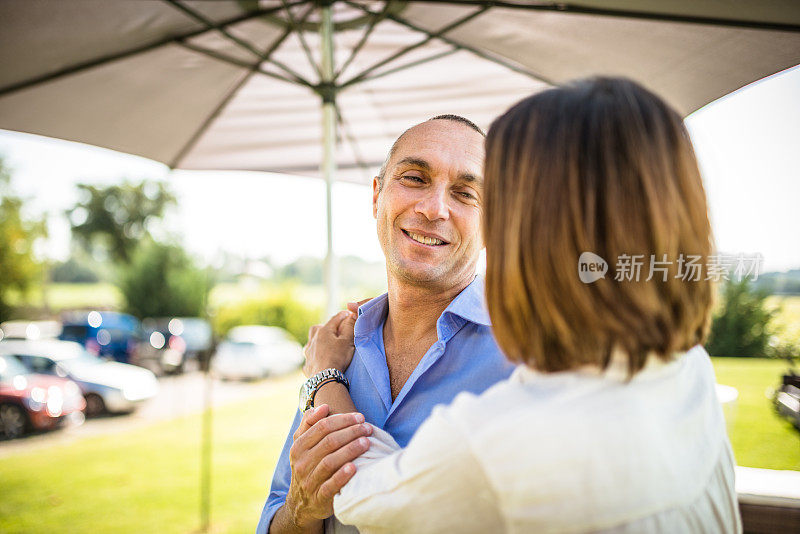 幸福成熟的夫妇在公园拥抱