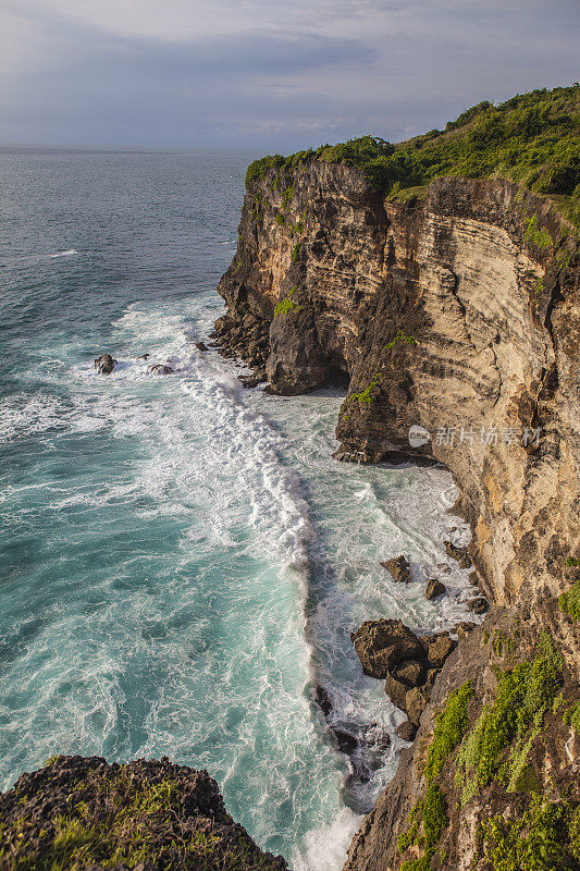 岩石海岸(印度洋，乌鲁瓦图，巴厘岛)