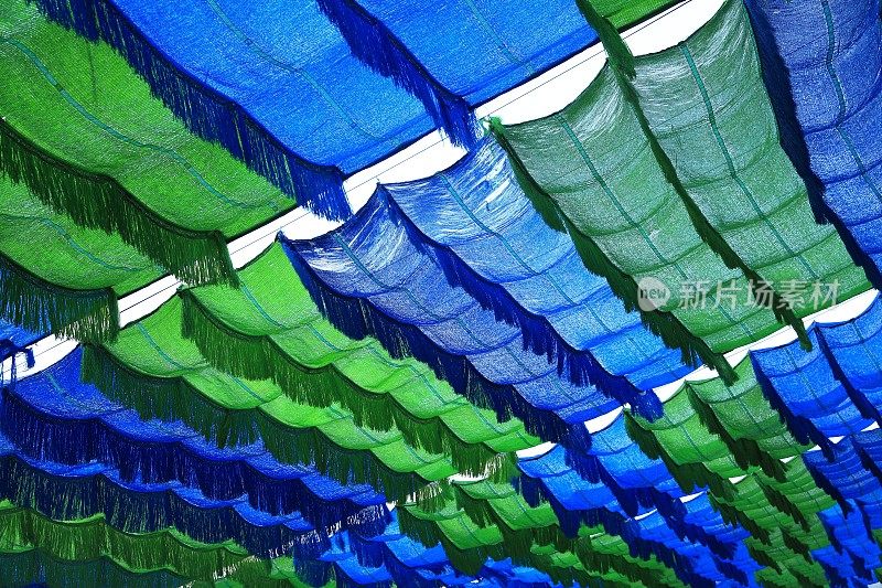 户外色彩缤纷的织物雨棚屋顶