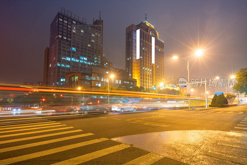 现代化的城市道路和夜间建筑