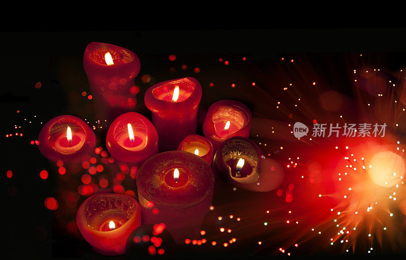 红蜡烛和散焦灯-圣诞节装饰