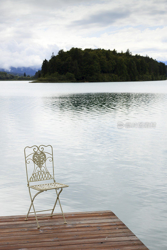 湖边码头上浪漫的心形铁椅