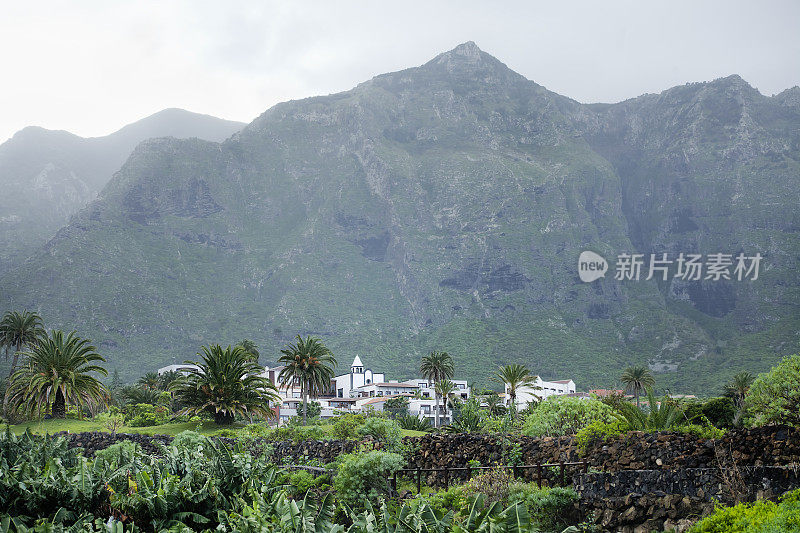 特内里费岛的一个小村庄和火山。