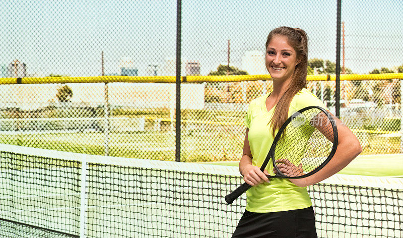 在球场上微笑的网球运动员
