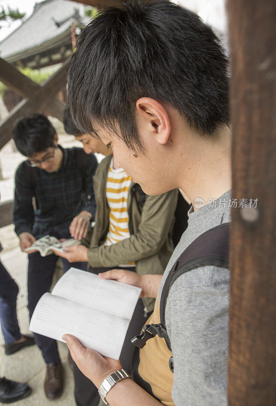 日本学生与朋友同学在日本京都