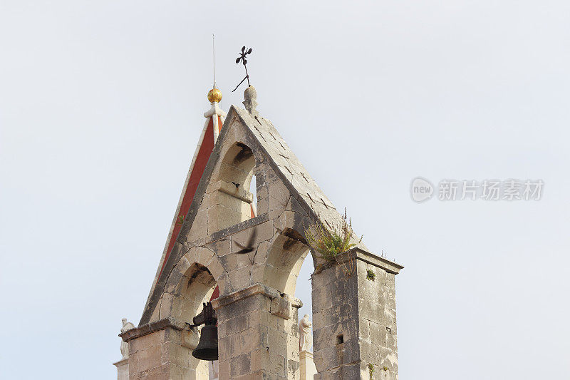 克罗地亚特罗吉尔两座靠近地中海的历史教堂钟楼