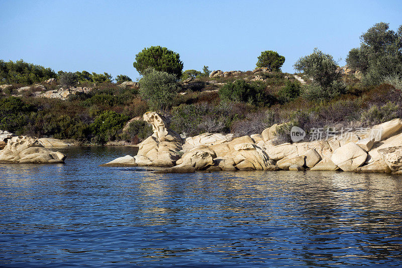希腊，哈尔基迪基区，伏尔伏鲁的岩石海边