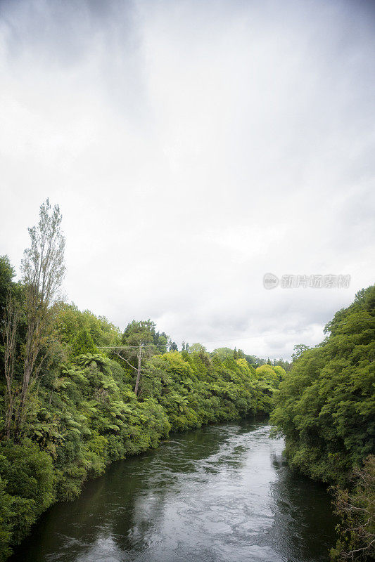 这条河流经新西兰的乡村景观