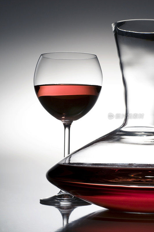 红酒，水瓶和酒杯