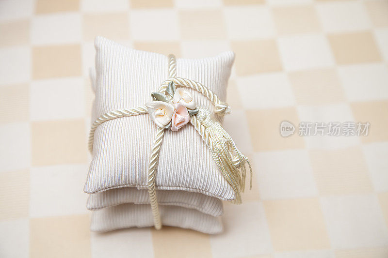 三个枕头堆叠与丝线粉和白花