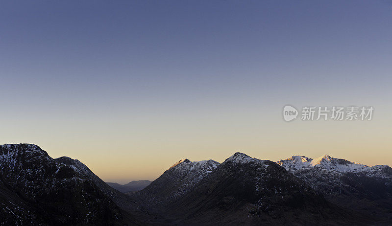 苏格兰日出在雪山顶峰荒野格兰科高地