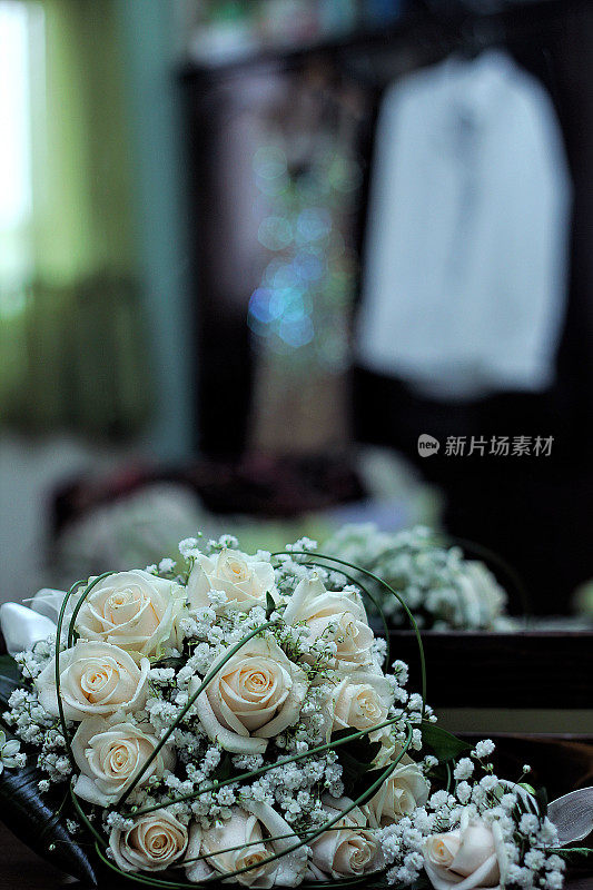 新娘和新郎的婚礼服装前的花束