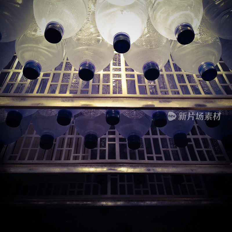 冰箱内的水瓶