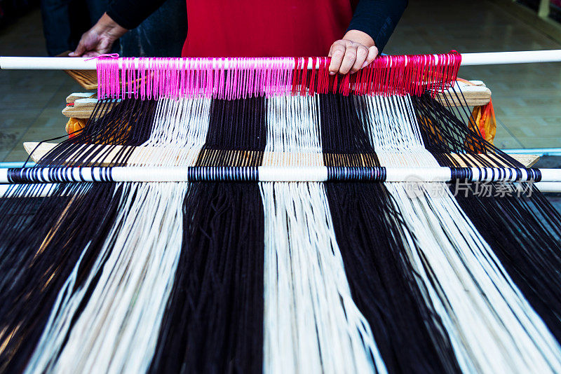 老式手工织布机编织