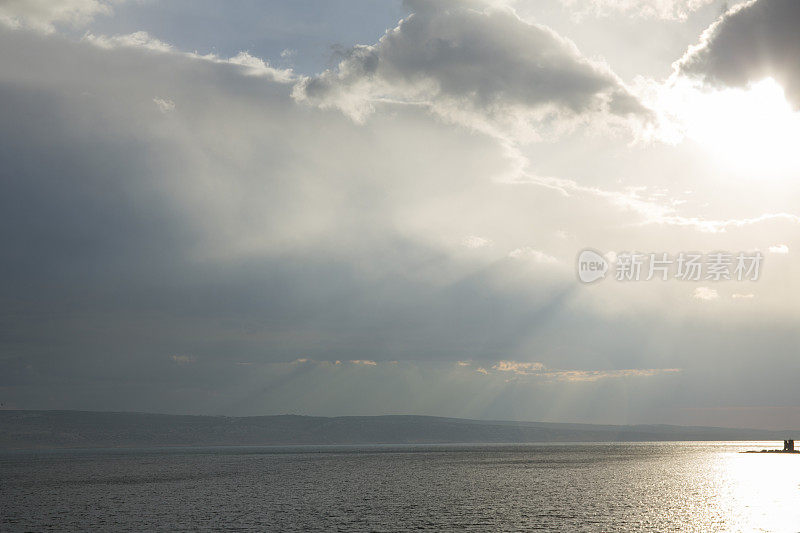 风暴过后，夕阳越过远处的住宅和大海