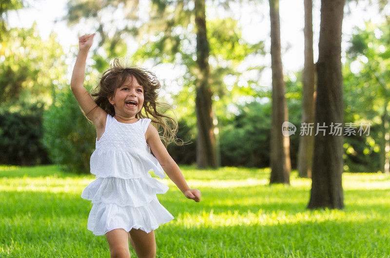 在阳光明媚的夏日，女孩们在公园里跑步