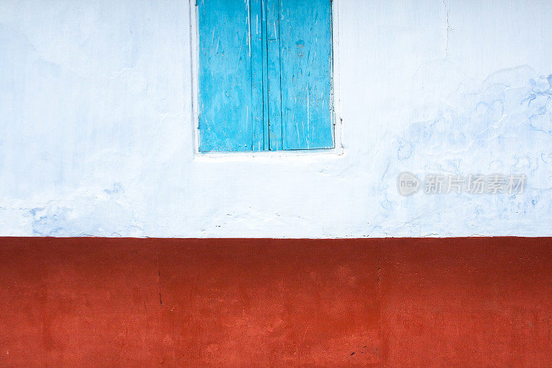 科钦，喀拉拉邦，印度:典型的彩色建筑与蓝色百叶窗