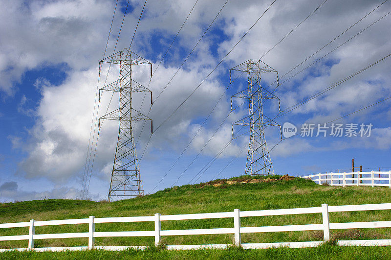 电塔，电线，云和白栅栏