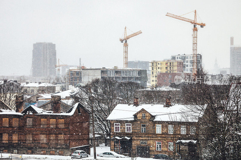 冬天在城里，大雪。爱沙尼亚塔林。