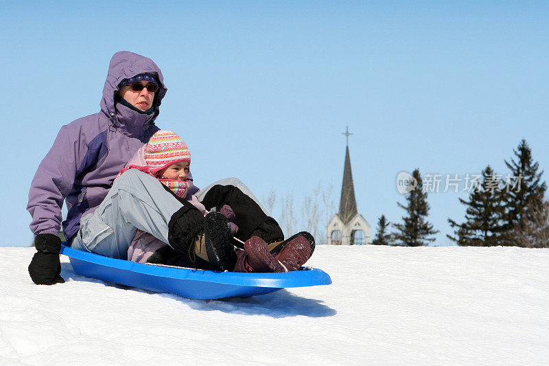 母亲和女儿在冬天滑雪