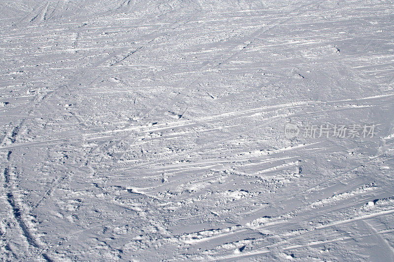 雪地上的滑雪道