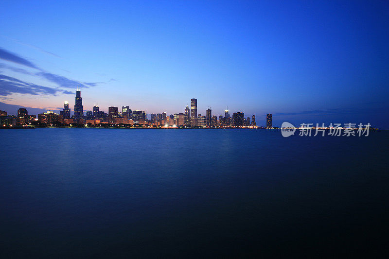 晚上的芝加哥天际线和海军码头