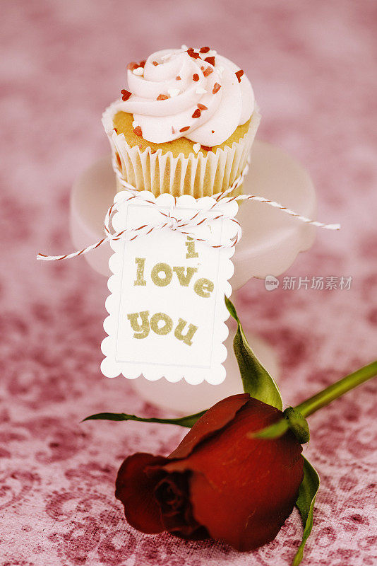 有“爱你”标志的情人节纸杯蛋糕