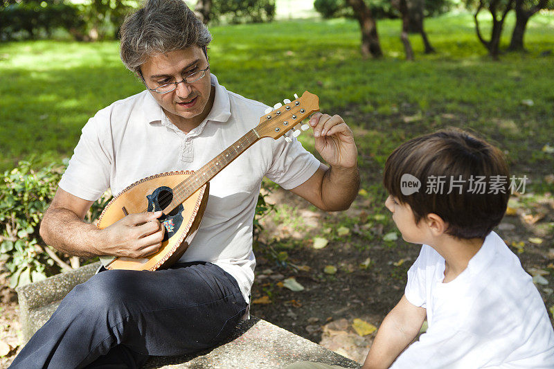 父亲教儿子弹奏曼陀林