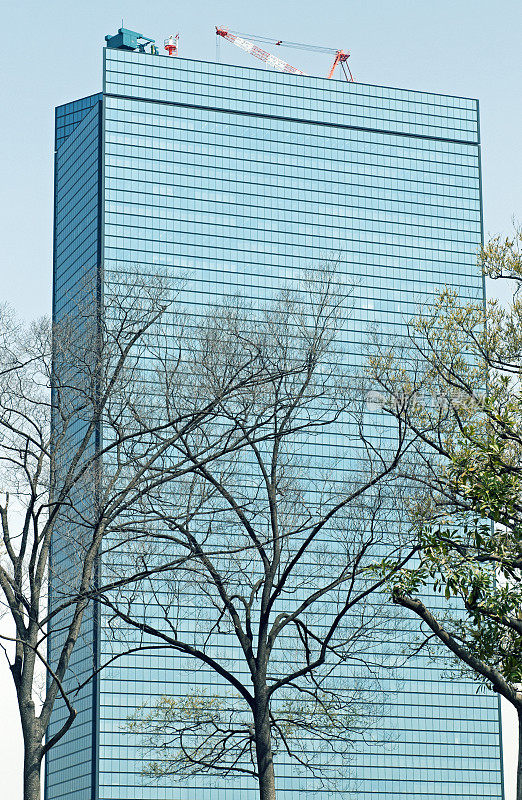 日本顶端装有起重机的办公楼