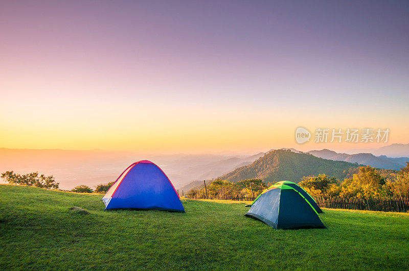 泰国北部的山景日出和薄雾