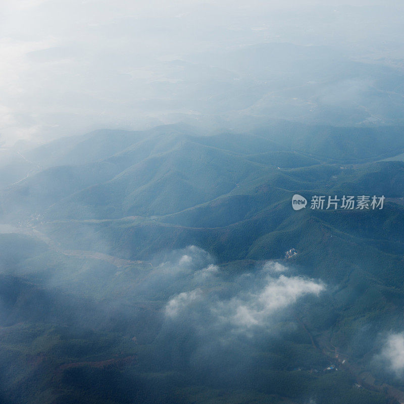 美丽的山景和云景