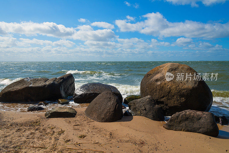 在波罗的海的海滩上不规则的石块-巨石，石头，鹅卵石