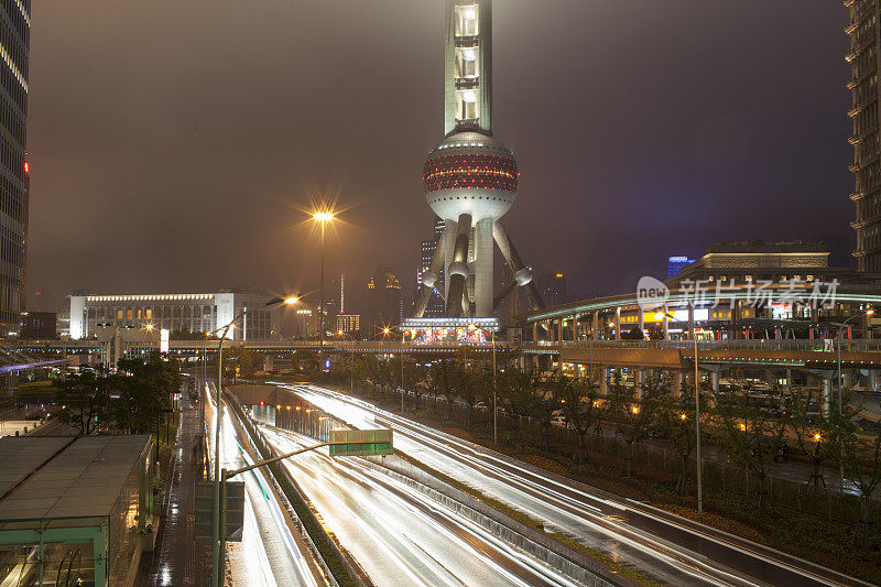 上海夜间交通繁忙。中国