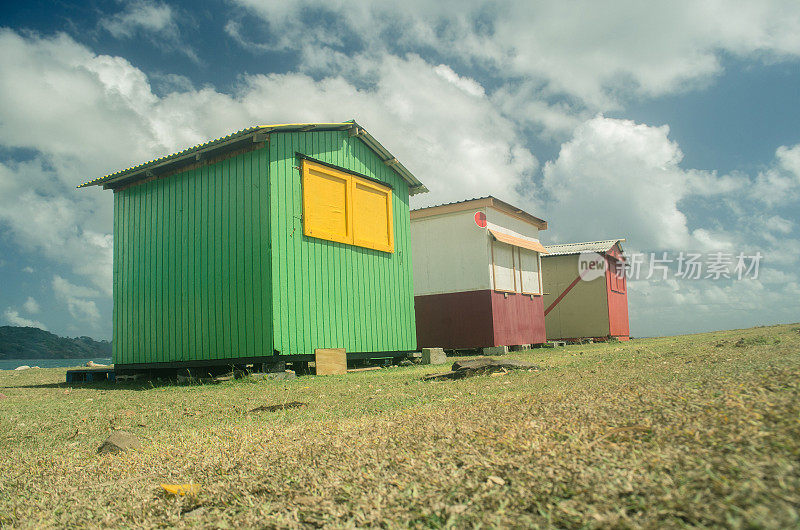 三间小屋和户外草地