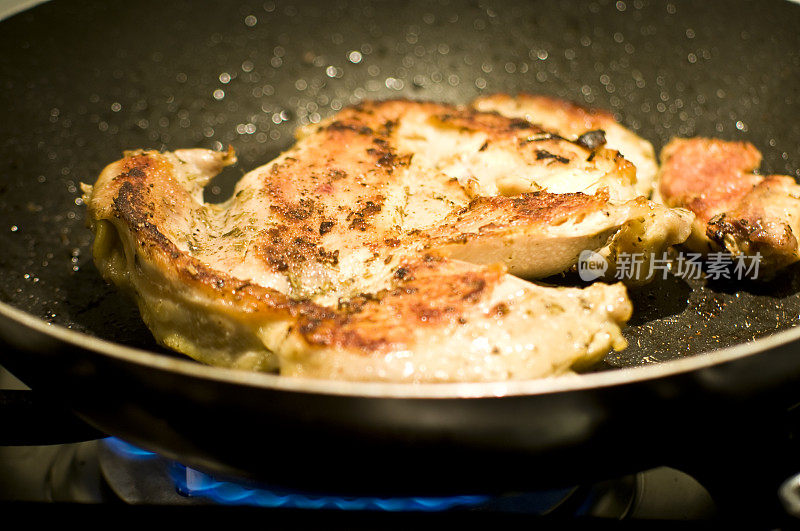 用平底锅煮的鸡肉――意大利菜