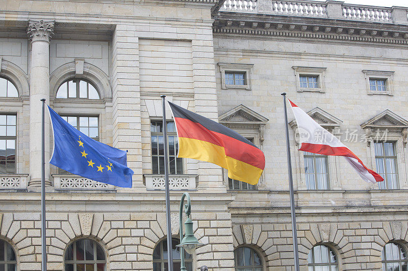 德国和欧盟的旗帜在柏林飘扬