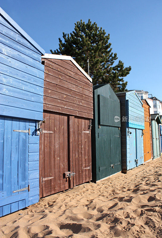 肯特郡布罗德斯泰斯五颜六色的海滩小屋