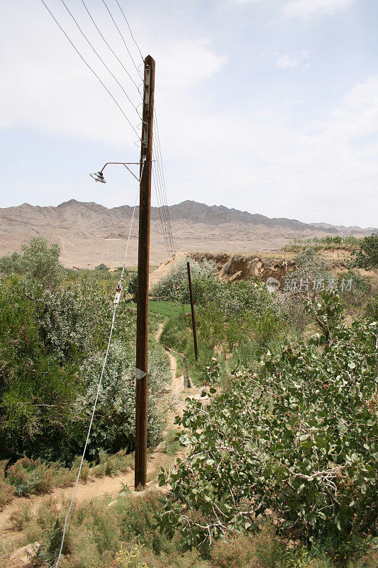 伊朗沙漠中的灯柱