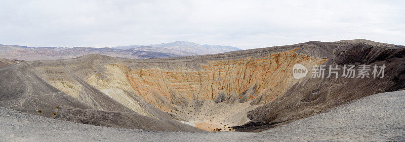 死亡谷的乌比比火山口全景