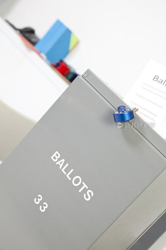 政治选举:选票投进投票区的投票箱。