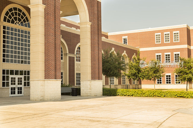 学历:大学或高中入学。建筑。