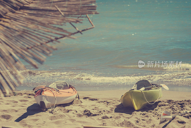 沙滩上的两只皮划艇
