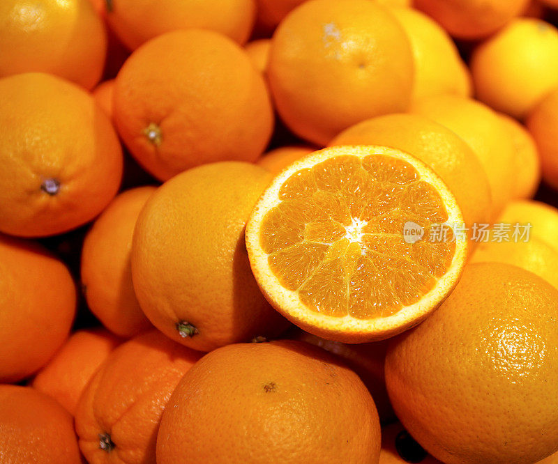 堆水果。一个橙子，切成两半。剪切路径。