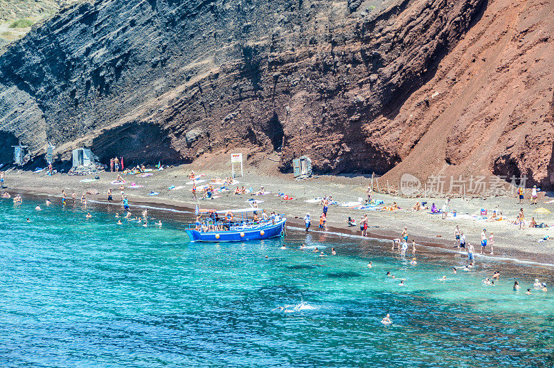 海景和美丽的红色海滩在圣托里尼，希腊