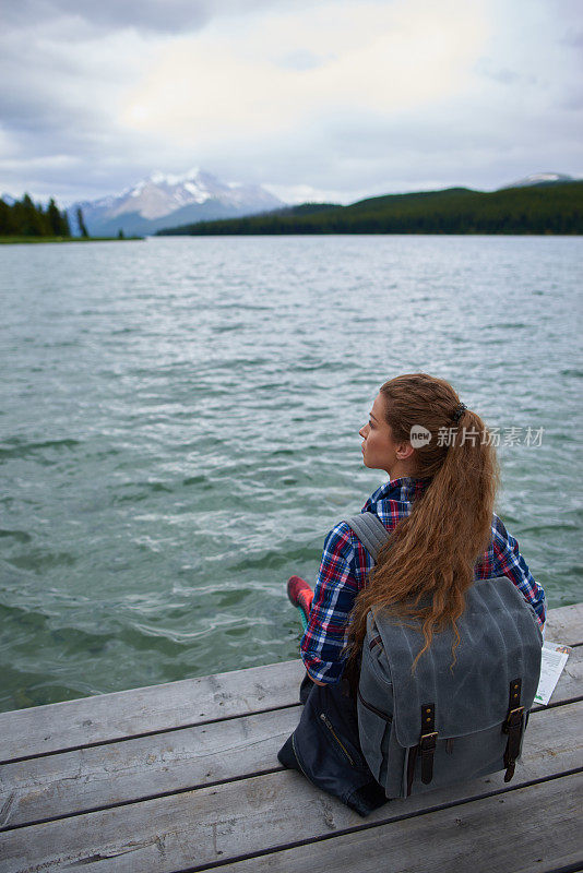 年轻漂亮的女人在湖边徒步旅行