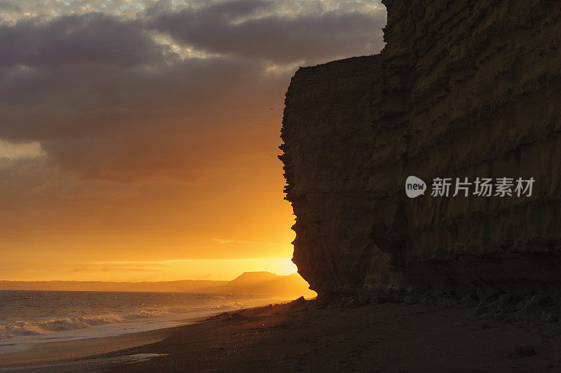 英国多塞特海滩上美丽的日落